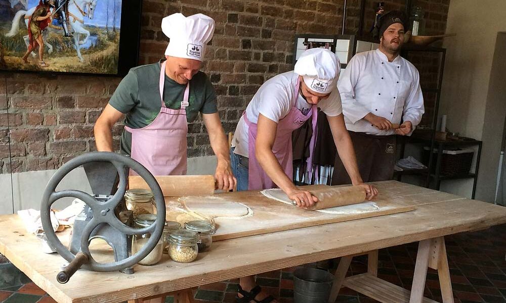 Wyrabianie ciasta na rogale w Muzeum Rogala