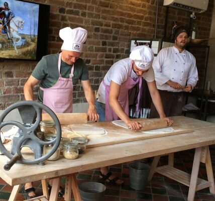 Wyrabianie ciasta na rogale w Muzeum Rogala