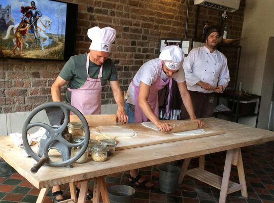 Wyrabianie ciasta na rogale w Muzeum Rogala