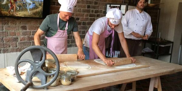 Wyrabianie ciasta na rogale w Muzeum Rogala