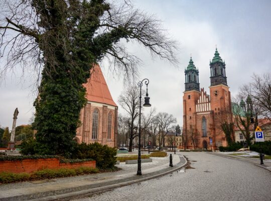 Ostrów Tumski w Poznaniu to miejsce, gdzie zaczęła się Polska – albo przynajmniej tak o nim myślimy. Ta niewielka wyspa na Warcie to kolebka państwa polskiego, gród pierwszych Piastów i najstarsza część Poznania.