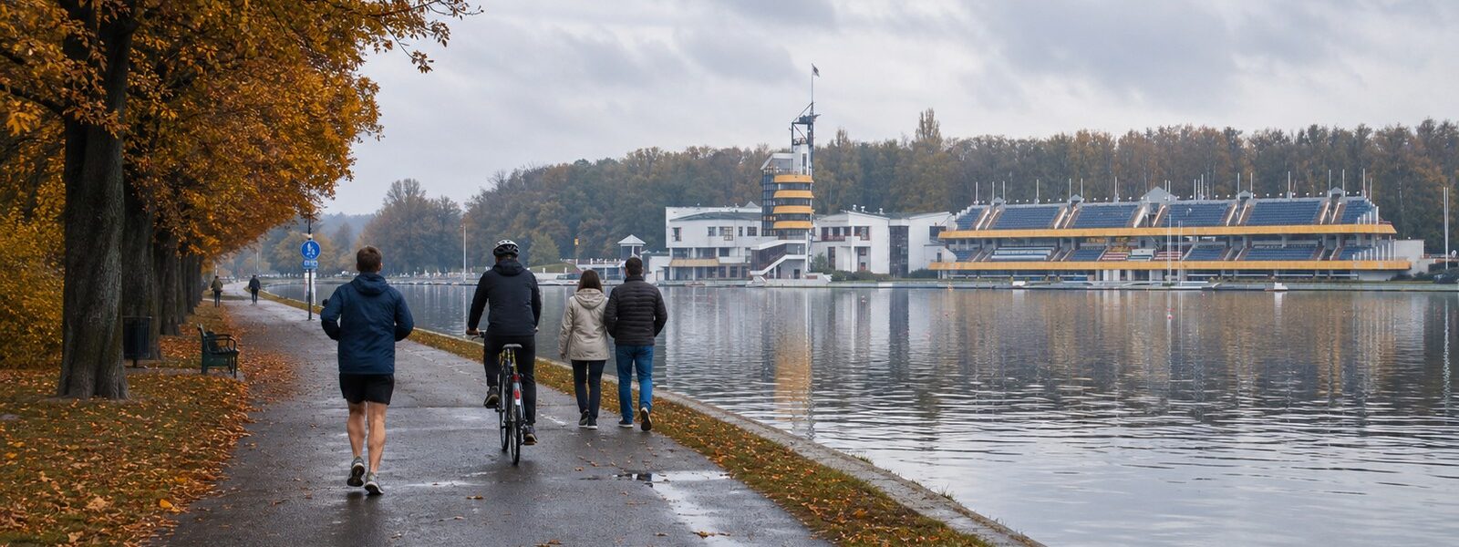 Ścieżka wzdłuż brzegu Jeziora Maltańskiego w Poznaniu jesienią, z drzewami w jesiennych kolorach