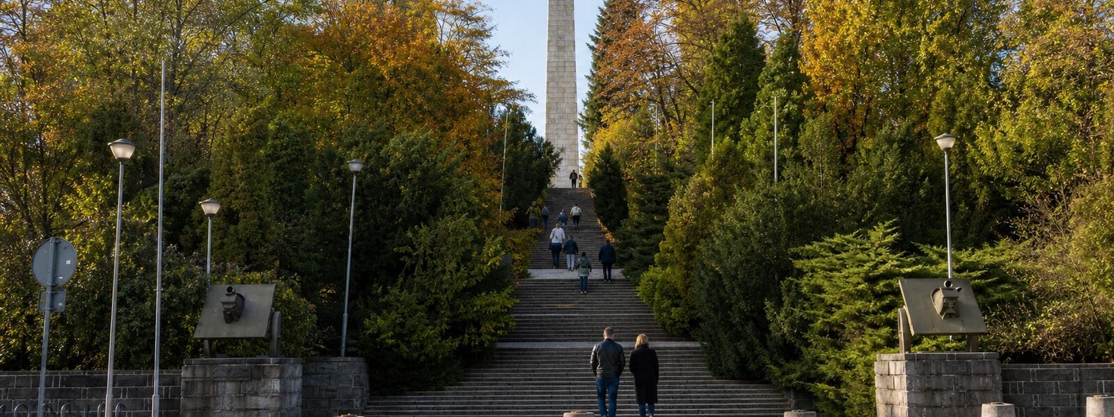 Główne schody do Parku Cytadela w Poznaniu z pomnikiem i drzewami w jesiennych kolorach