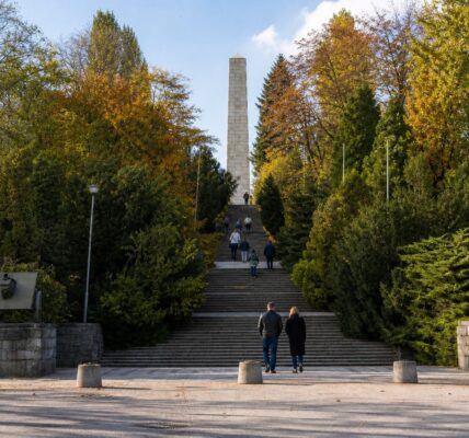 Główne schody do Parku Cytadela w Poznaniu z pomnikiem i drzewami w jesiennych kolorach