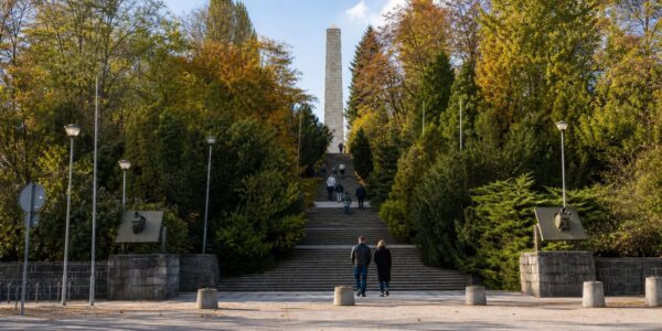 Główne schody do Parku Cytadela w Poznaniu z pomnikiem i drzewami w jesiennych kolorach