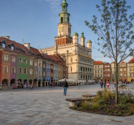 Płyta Starego Rynku w Poznaniu z nową granitową kostką, latarniami i wyspami zieleni przy ratuszu